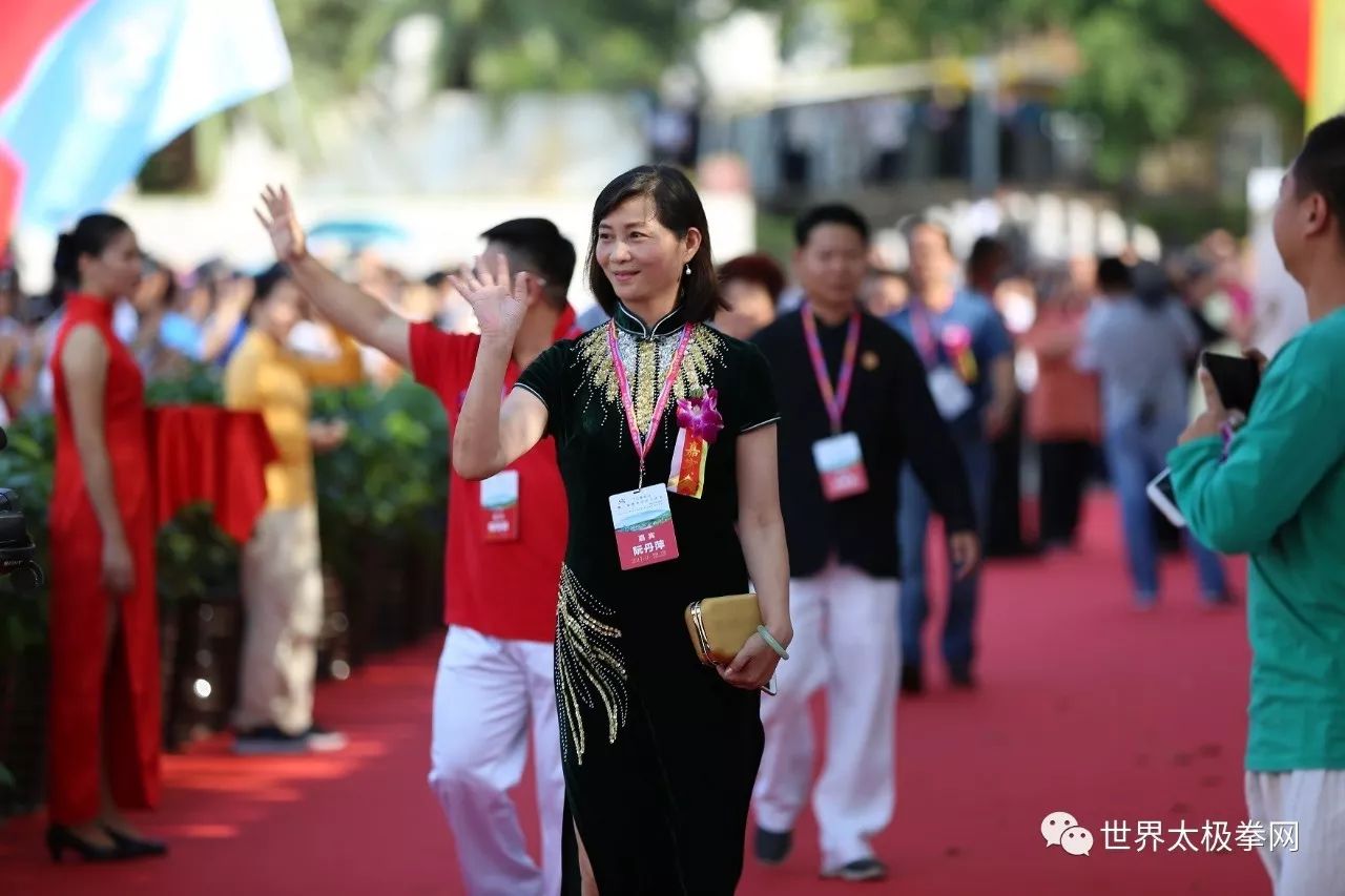 (太极冠军阮丹萍女士走太极红毯(太极名家邵守俊先生走太极红毯)