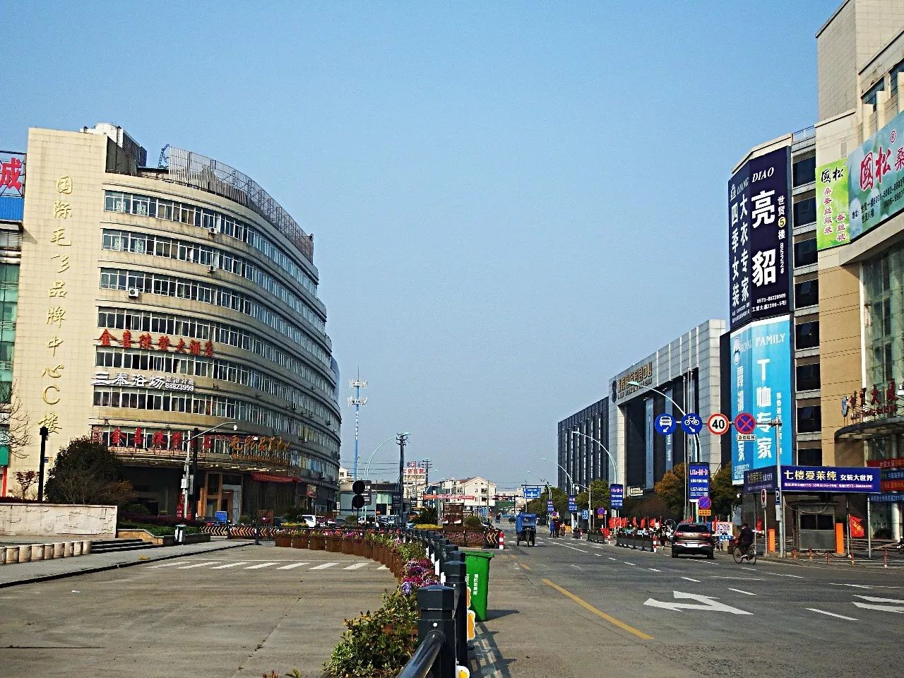 一聞名全國的濮院羊毛衫市場,一直活躍著這麼一大群外來經商著,他們