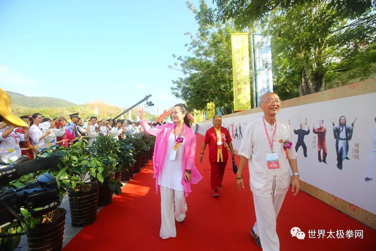 (太极名家陈龙骧,陈骊珠父女走太极红毯(著名武术家李德印,方弥寿