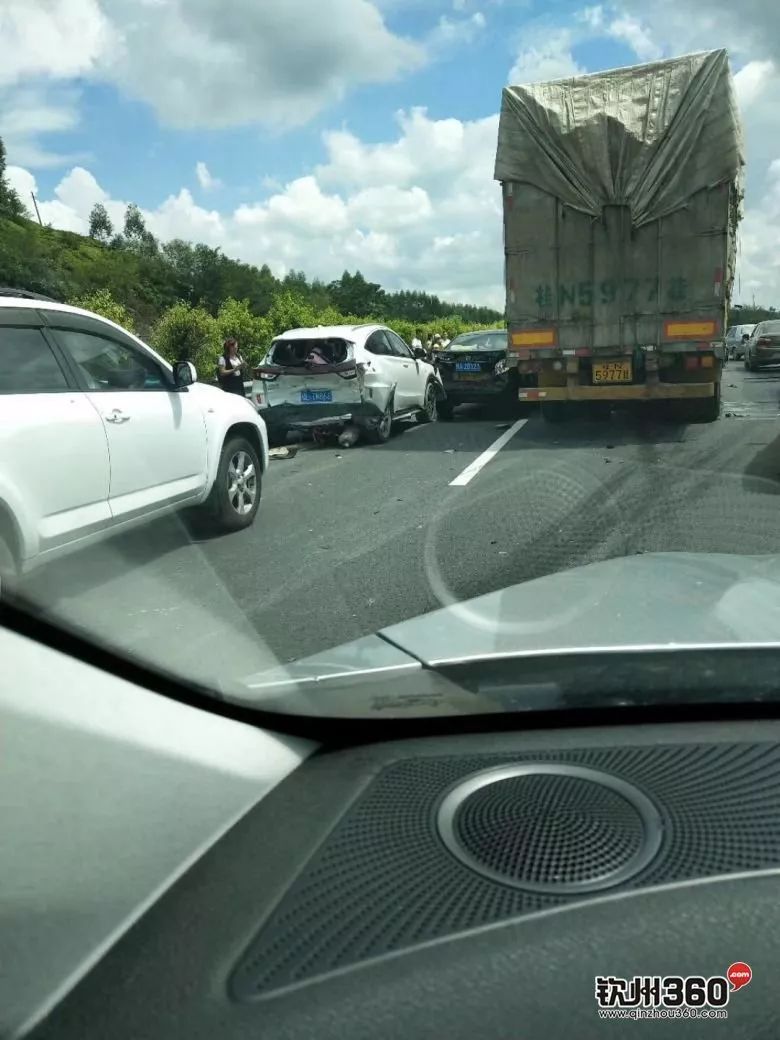 南北高速欽州段10車連撞看完欽州周邊國慶堵車盛況出門的心都死了