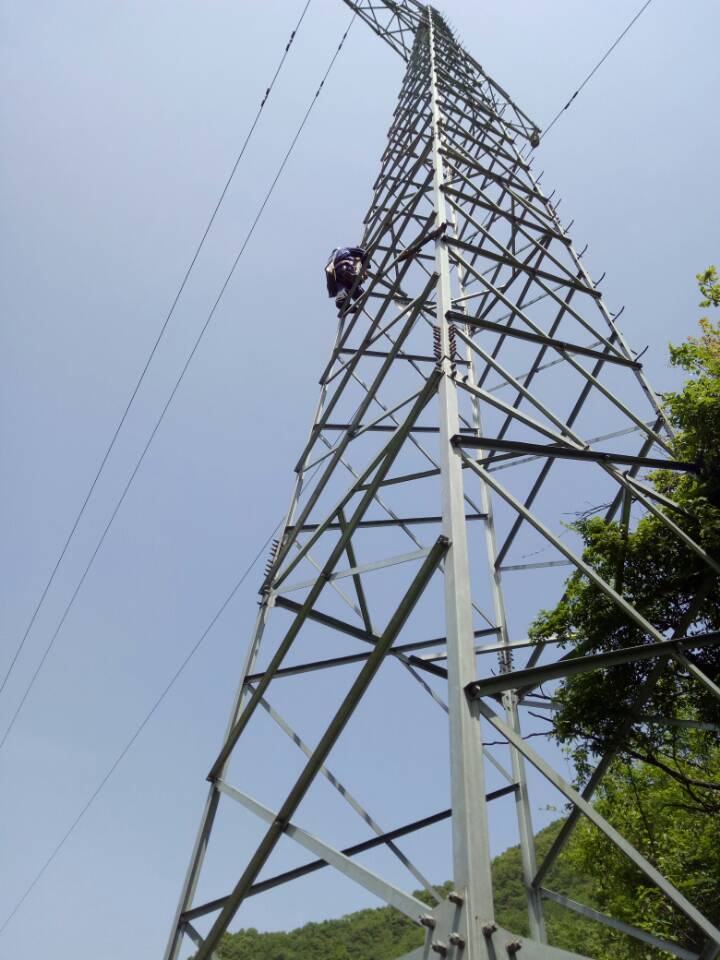 35千伏线路铁塔遭遇洪水侵袭保线站队员冲锋在前