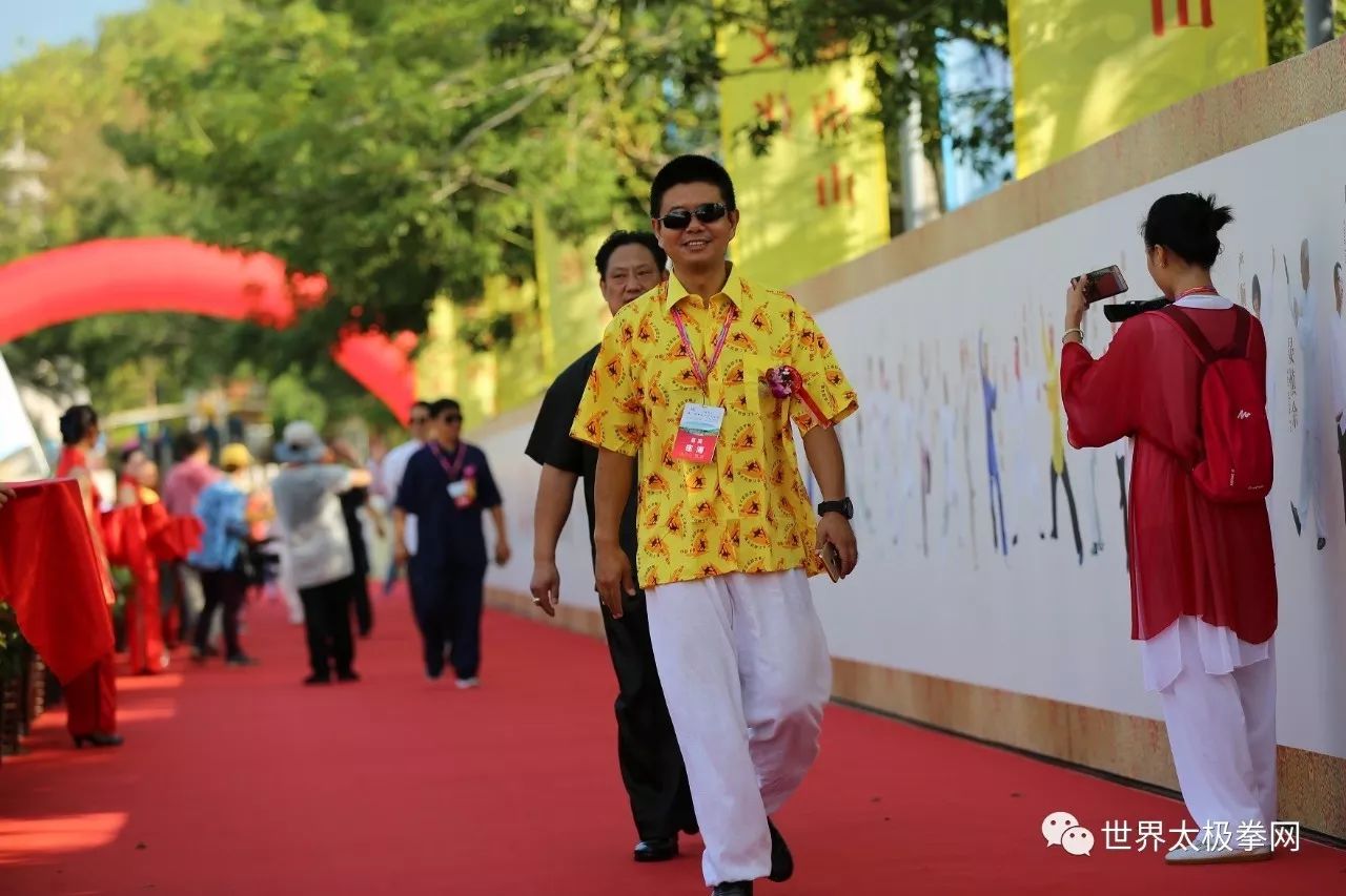 方汝楫(著名太极研究家翟金禄(著名太极冠军吴阿敏女士走太极红毯)