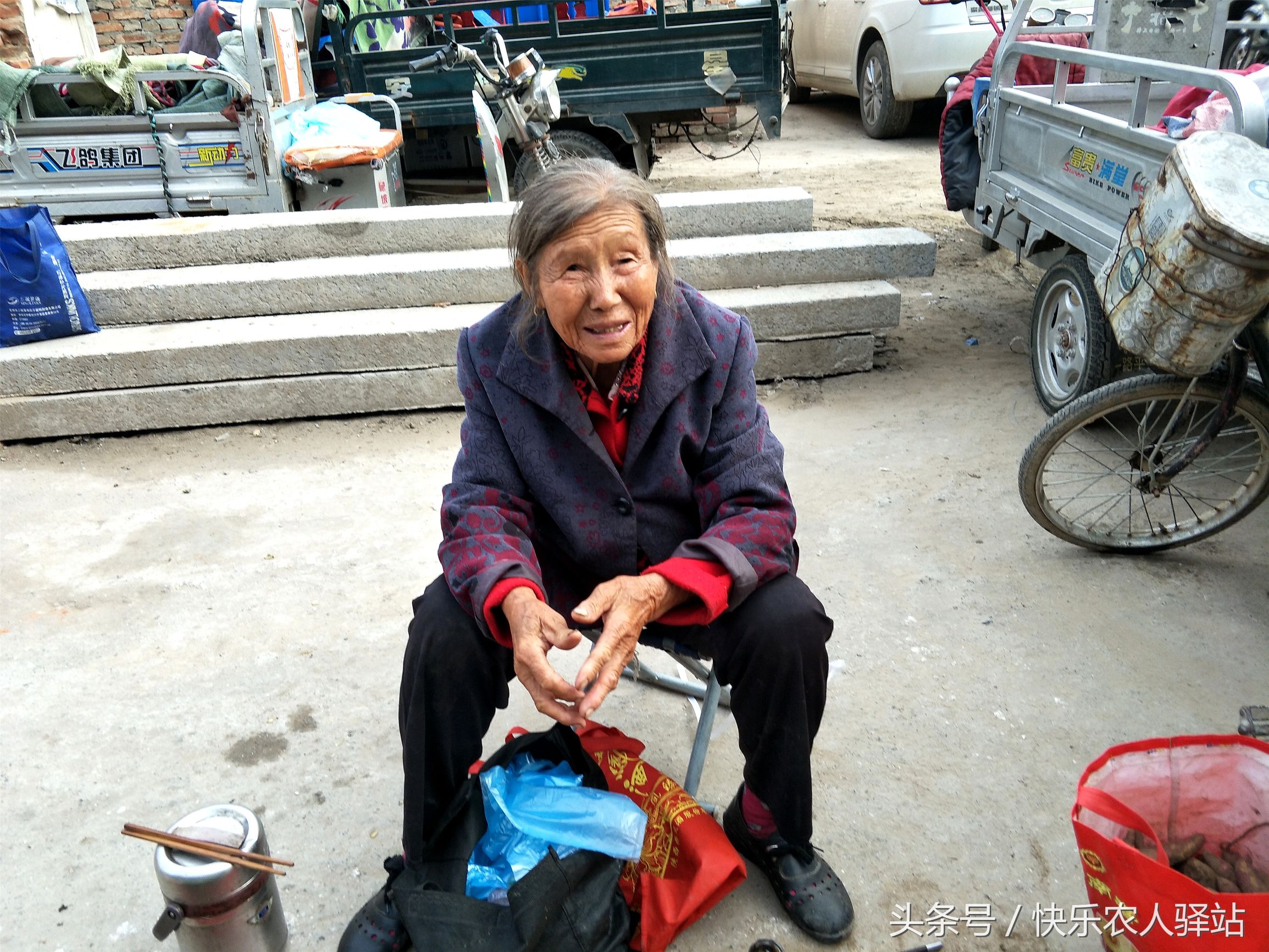 农村婆婆摆摊卖红薯,12元一斤无人问津,因为乡下卖5毛