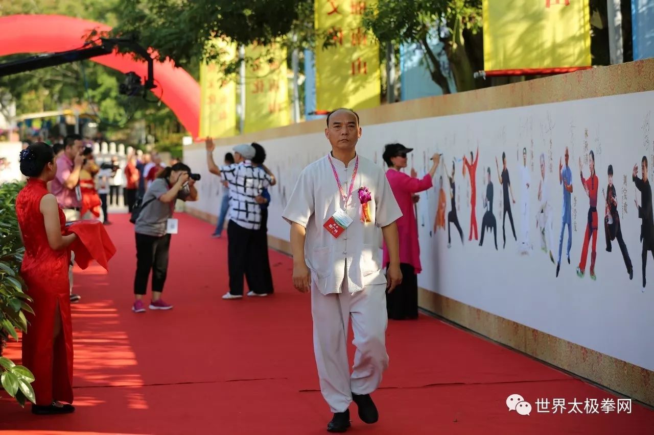 (感恩太极大学堂创办人杨大卫先生走太极红毯(太极名家梅墨生先生走