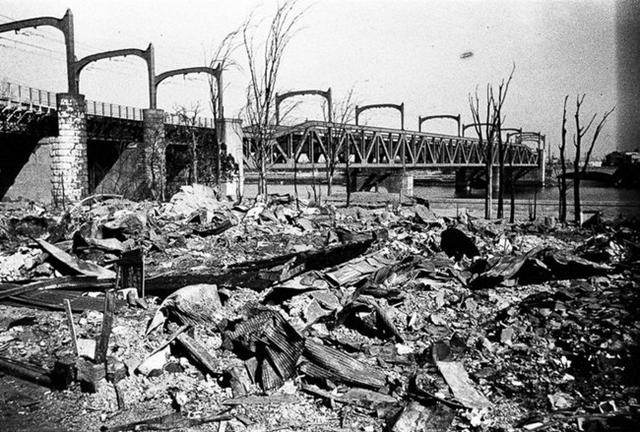 二战东京大轰炸中,为何天皇没被炸死?难道美军找不到皇宫?