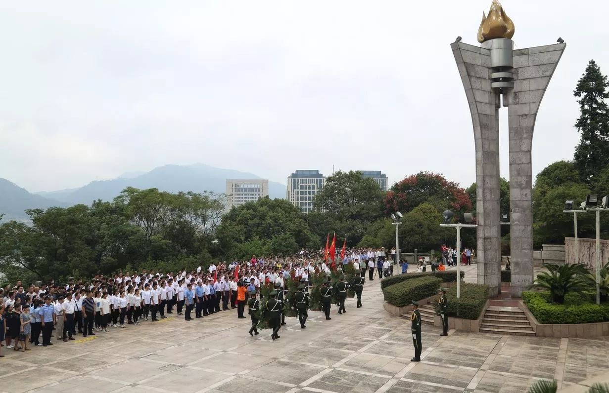 今天上午,我校53名师生参加了在三明麒麟山人民英雄纪念碑前举办的