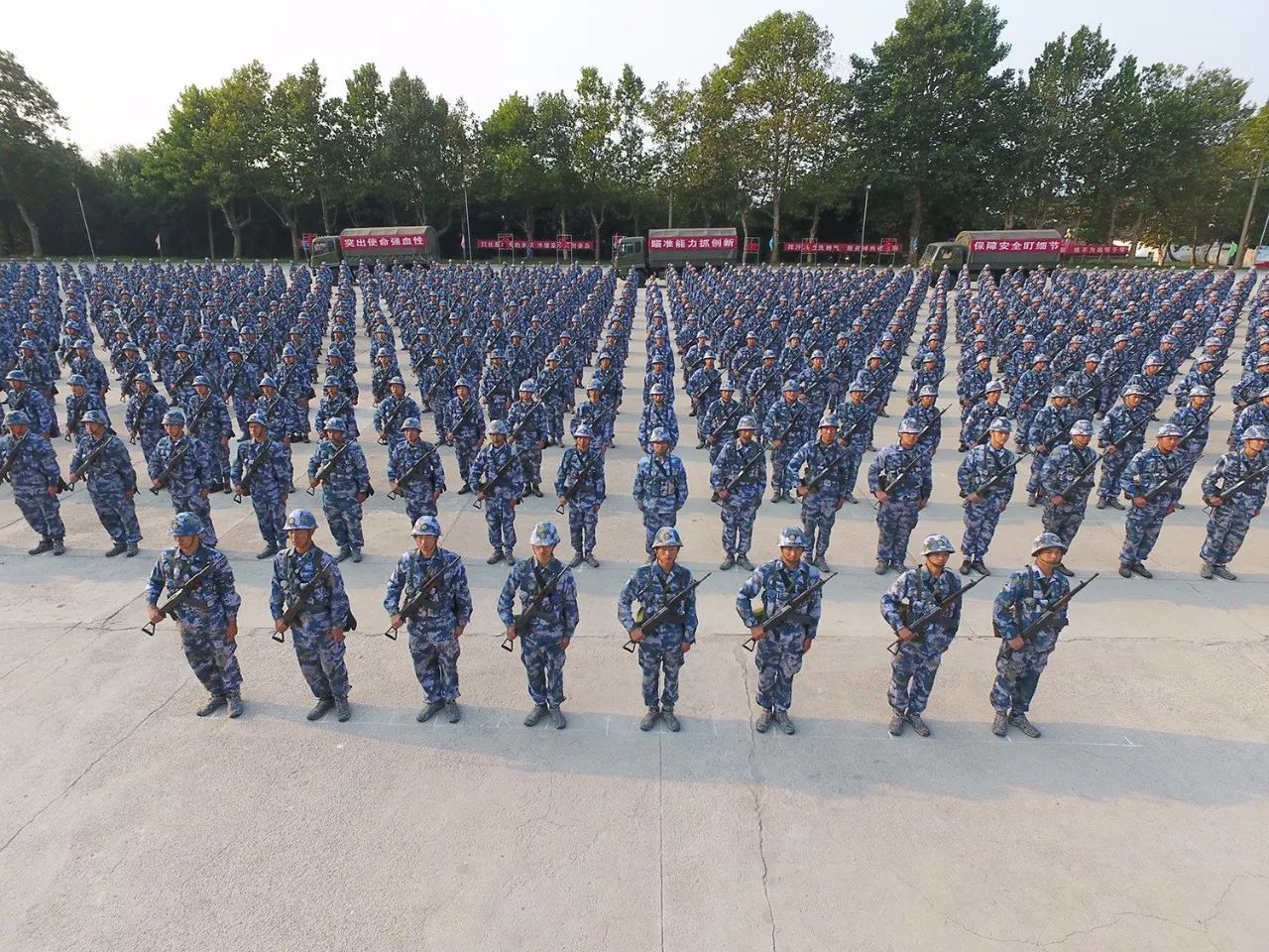 青岛新兵训练基地两个图片