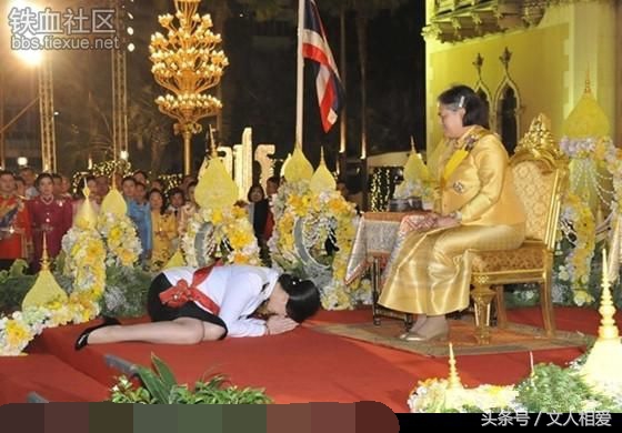 泰国前总理英拉的合十礼和跪拜礼英姿飒爽亲切美貌