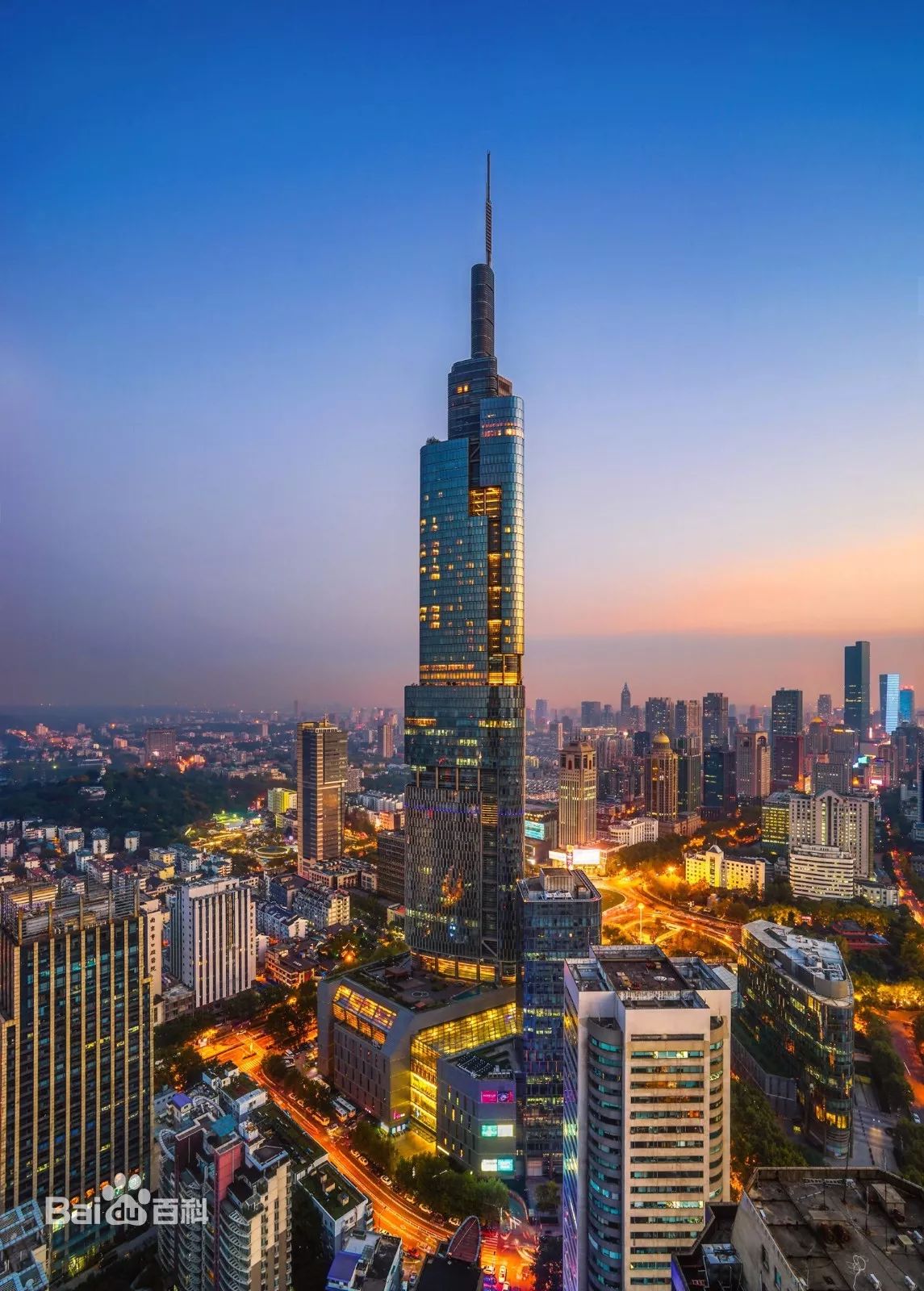 大厦的72层为观光层,可以俯瞰南京城,眺望长江,紫金山,玄武湖等
