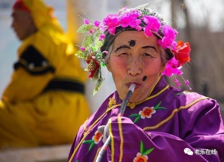 媒人在古代又叫红娘,月老,保山等,受到人们尊敬.