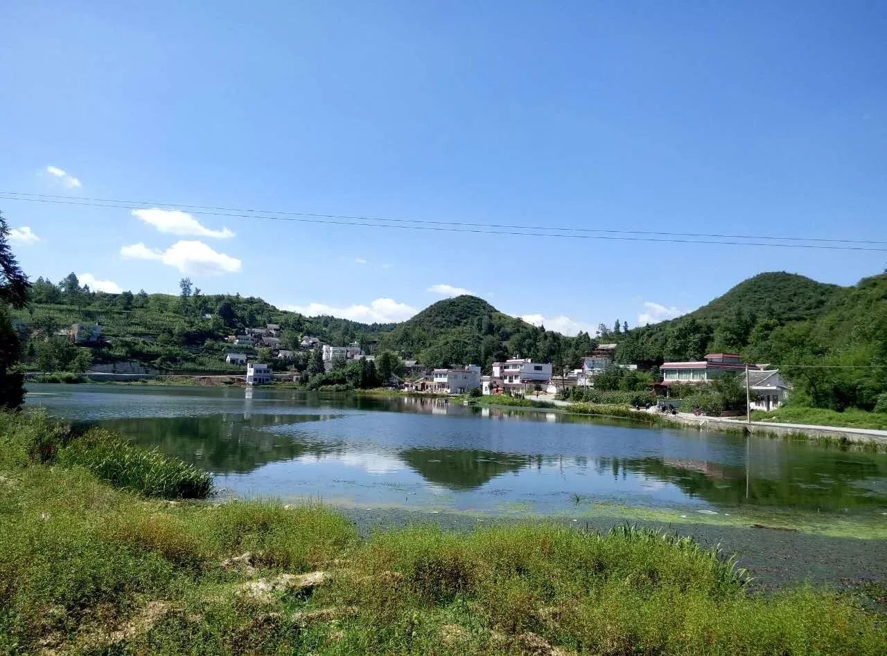 位于毕节市西长春堡镇干堰村的雄嘎苗寨拥有风景清幽的干堰塘和雄嘎塘