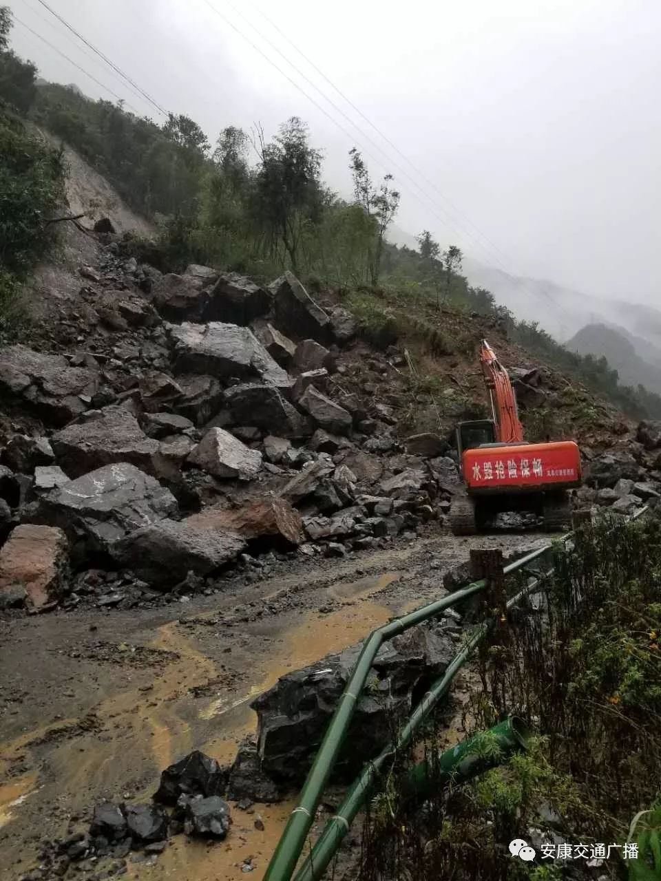 发生大型山体滑塌 塌方量约6万余方,造成安康至岚皋双向交通中断