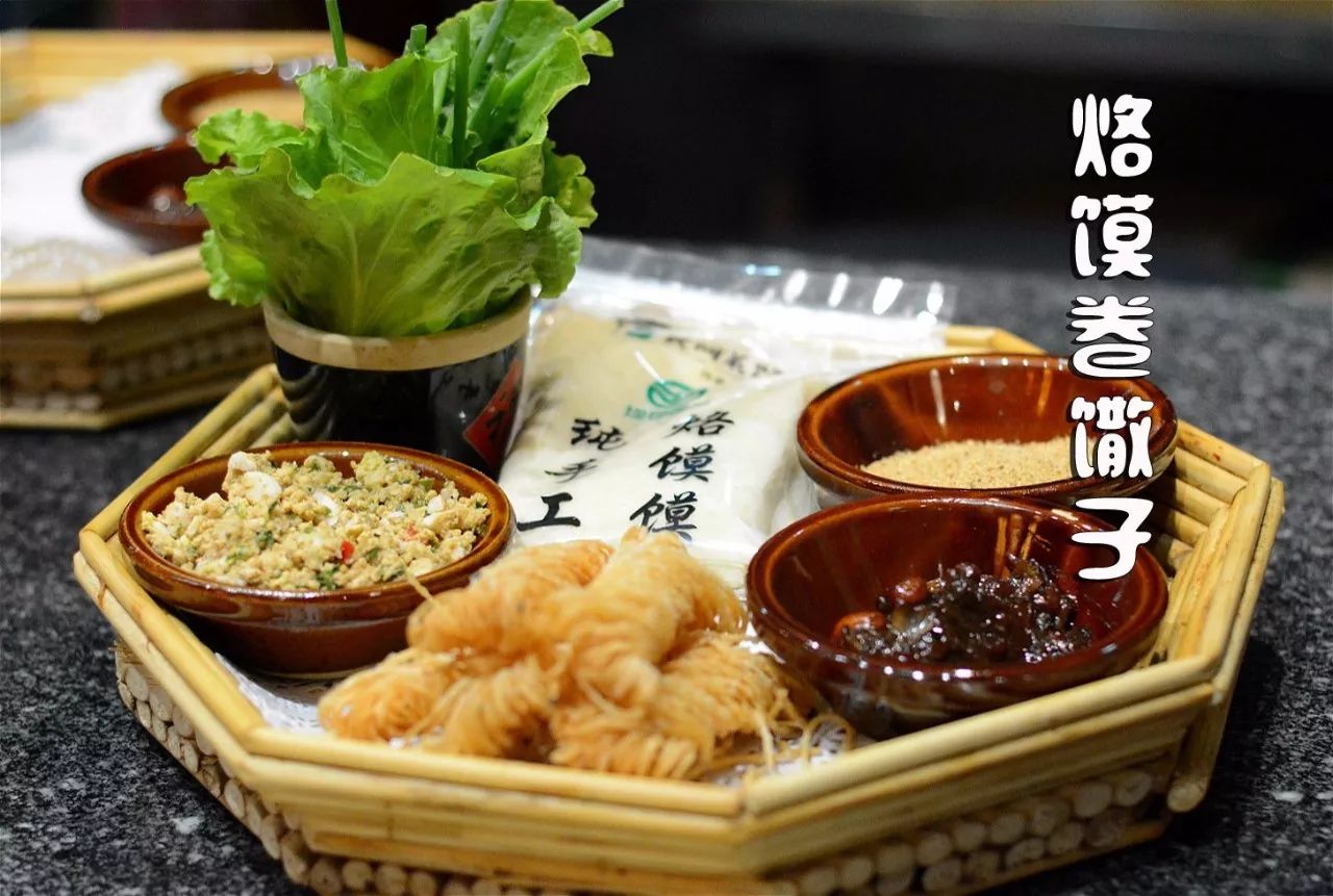 烙饃是非常受歡迎的一種食物而烙饃卷饊子近兩年在各個餐廳都比較火在