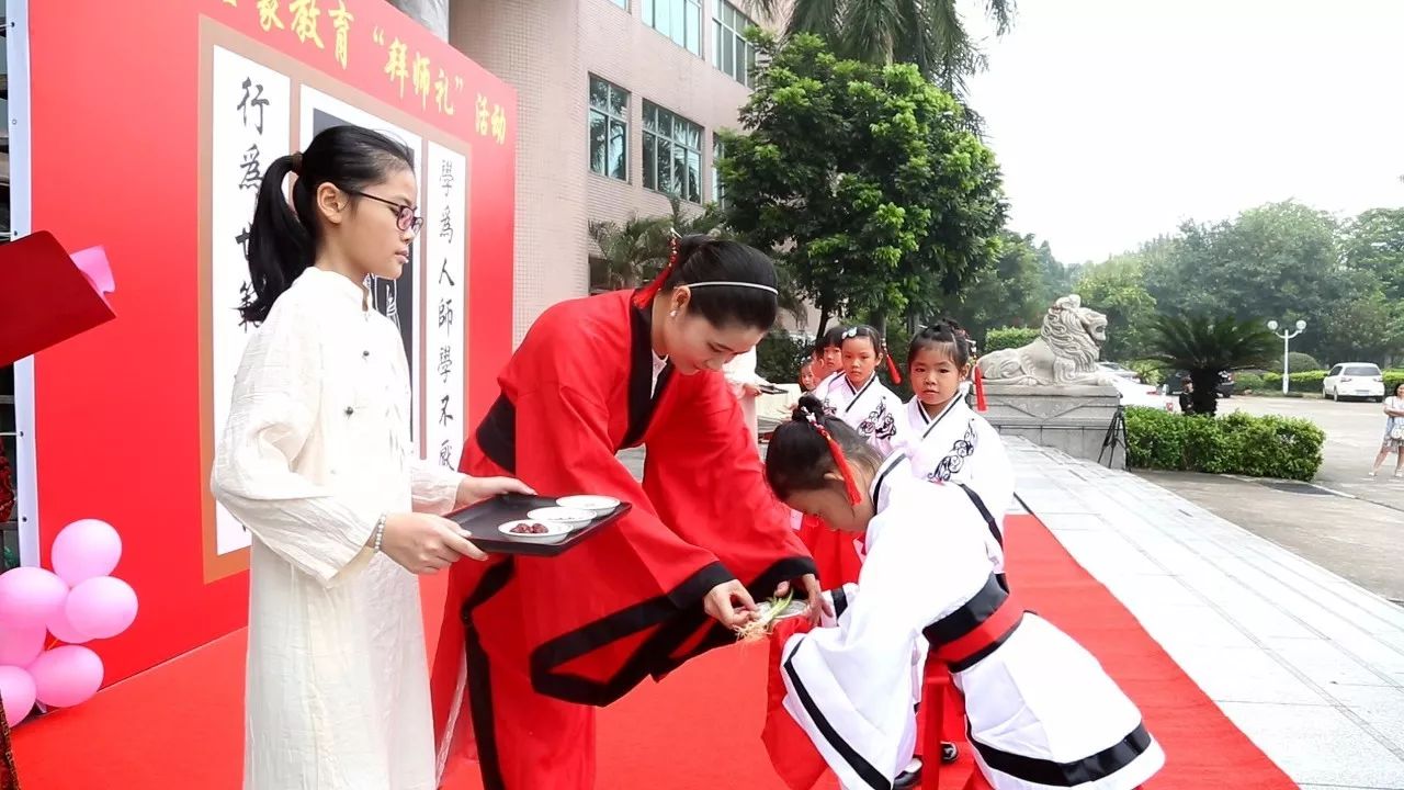 学员也向老师呈交了拜师帖,老师将《五经》交予学生作为回礼