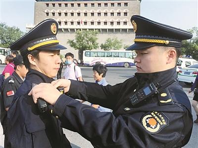 北京城管換新式制服每個隊員胸前均有號碼