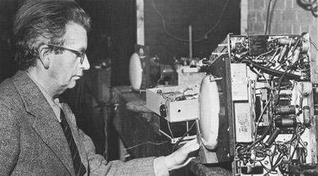 1928年春,贝尔德研制出彩色立体电视机,成功地把图像传送到大西洋彼岸