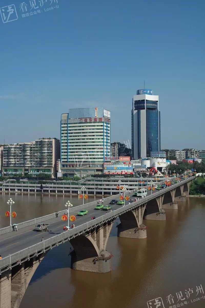 沱江一橋↓長江大橋(今天也是長江大橋的生日,瀘州長江大橋於1982年