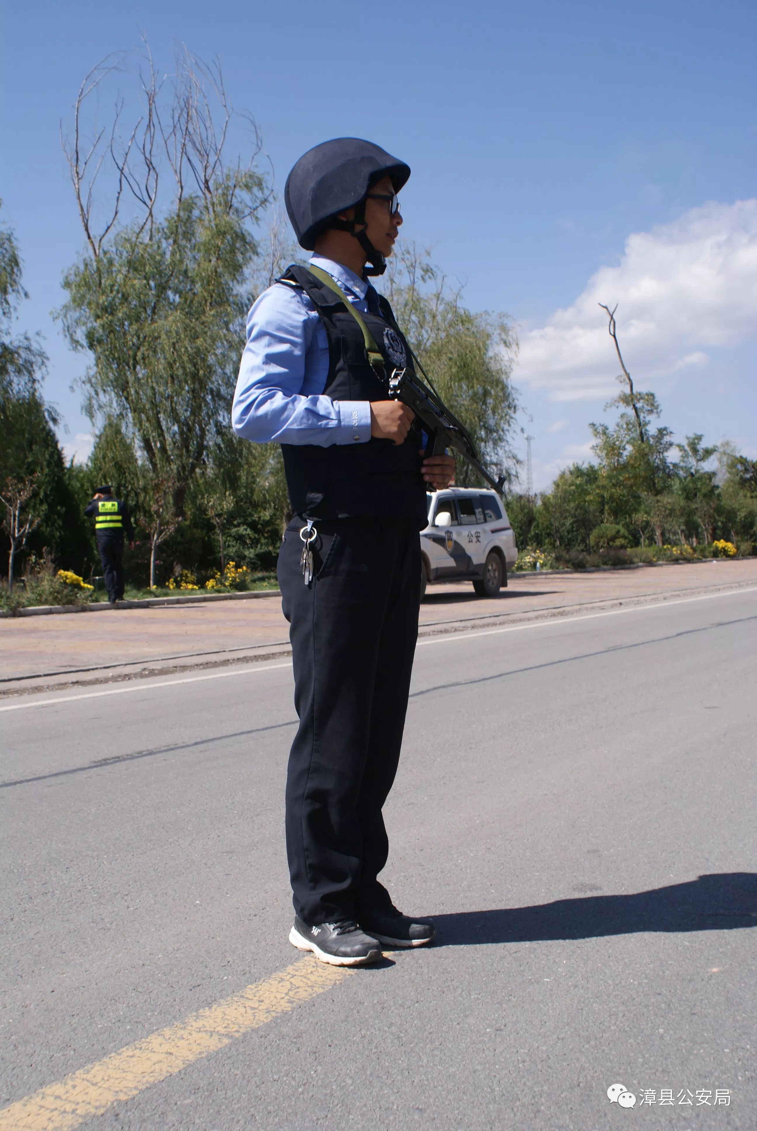 警察坚守岗位图片图片