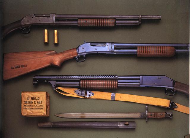 温彻斯特设计霰弹枪的伊始他就曾建议使用泵动原理,但首个型号m1887