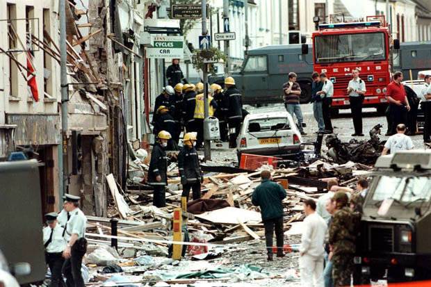 奥马爆炸:布鲁斯南在片中说,这次的伦敦银行爆炸案,是奥马事件后,北