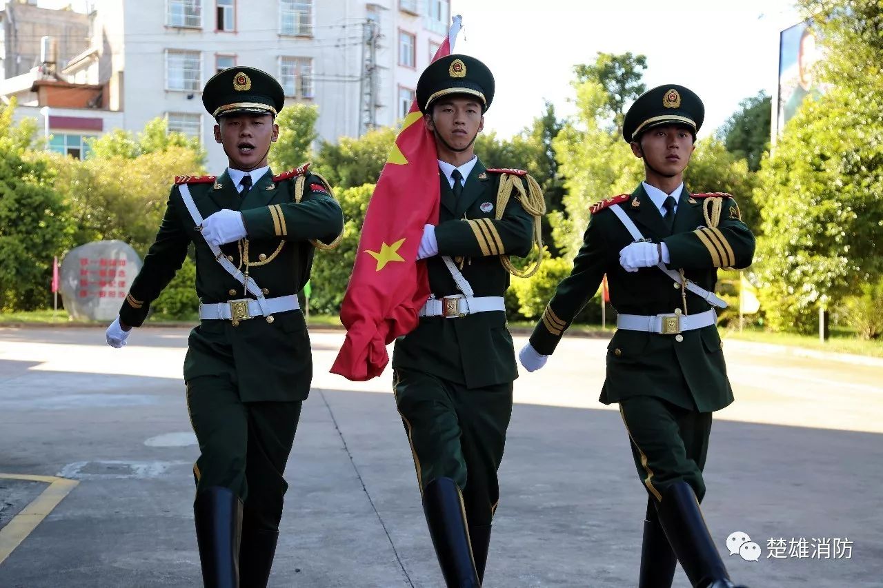 红旗下的军人图片图片