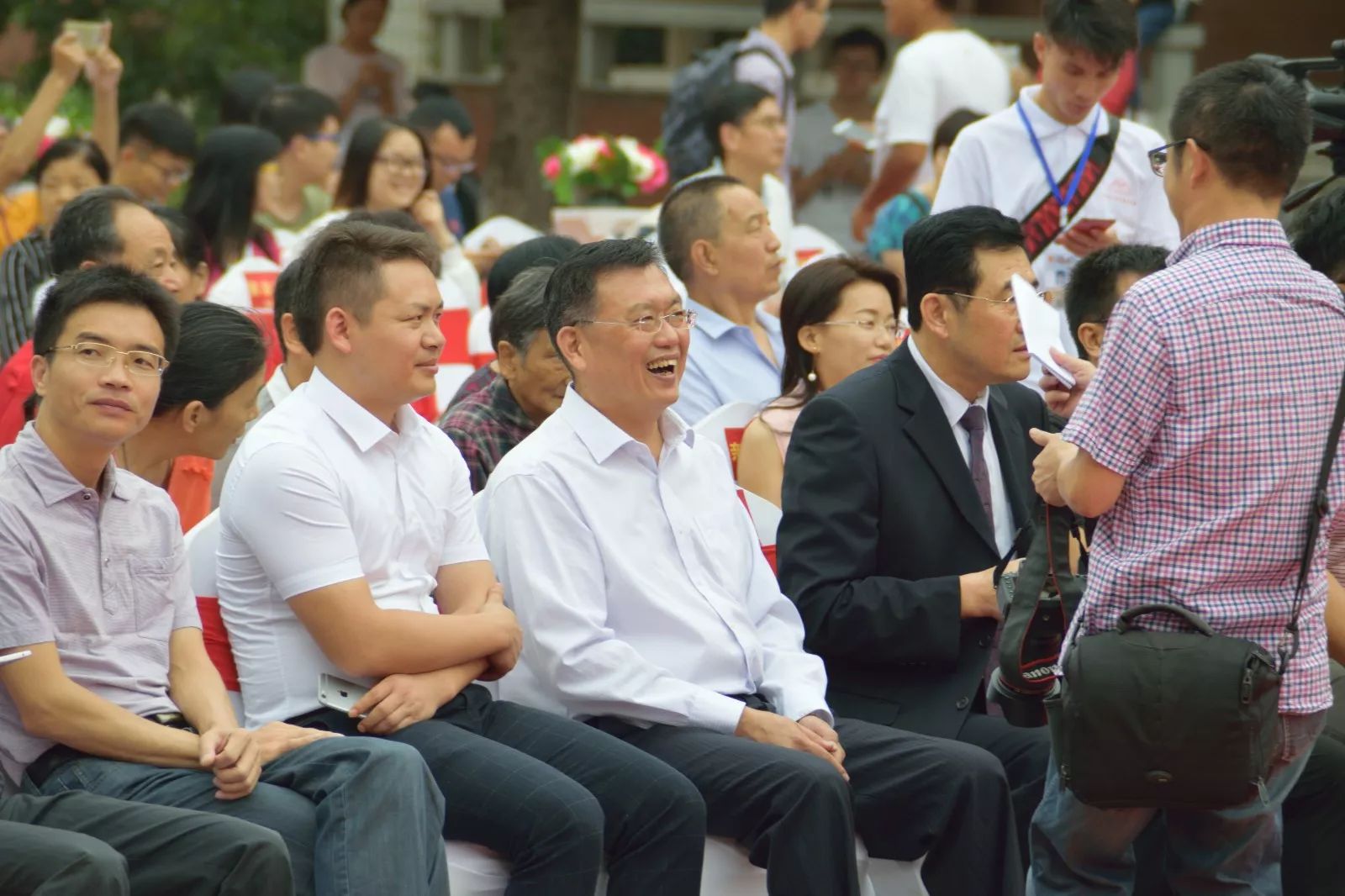 副校长谈传生坐在嘉宾席喜笑开颜