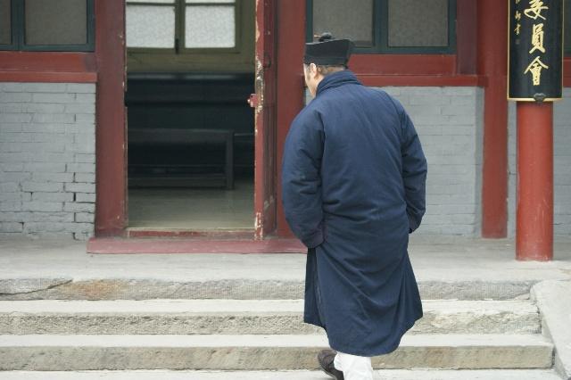 这位老道士在乾隆五十五年来到了北京城,此人有着白发,面容却是十分