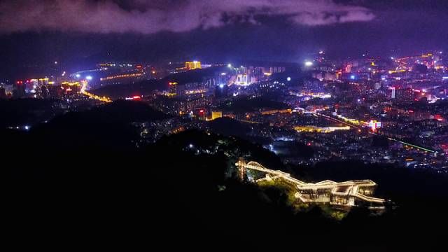 苏仙岭夜景图片