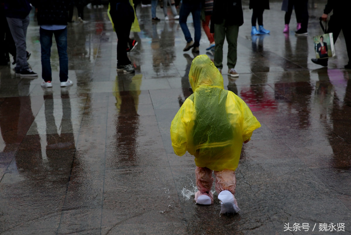 10月3日,西安大雨不停,但大雨挡不住游客的脚步,大雁塔景区游人如织