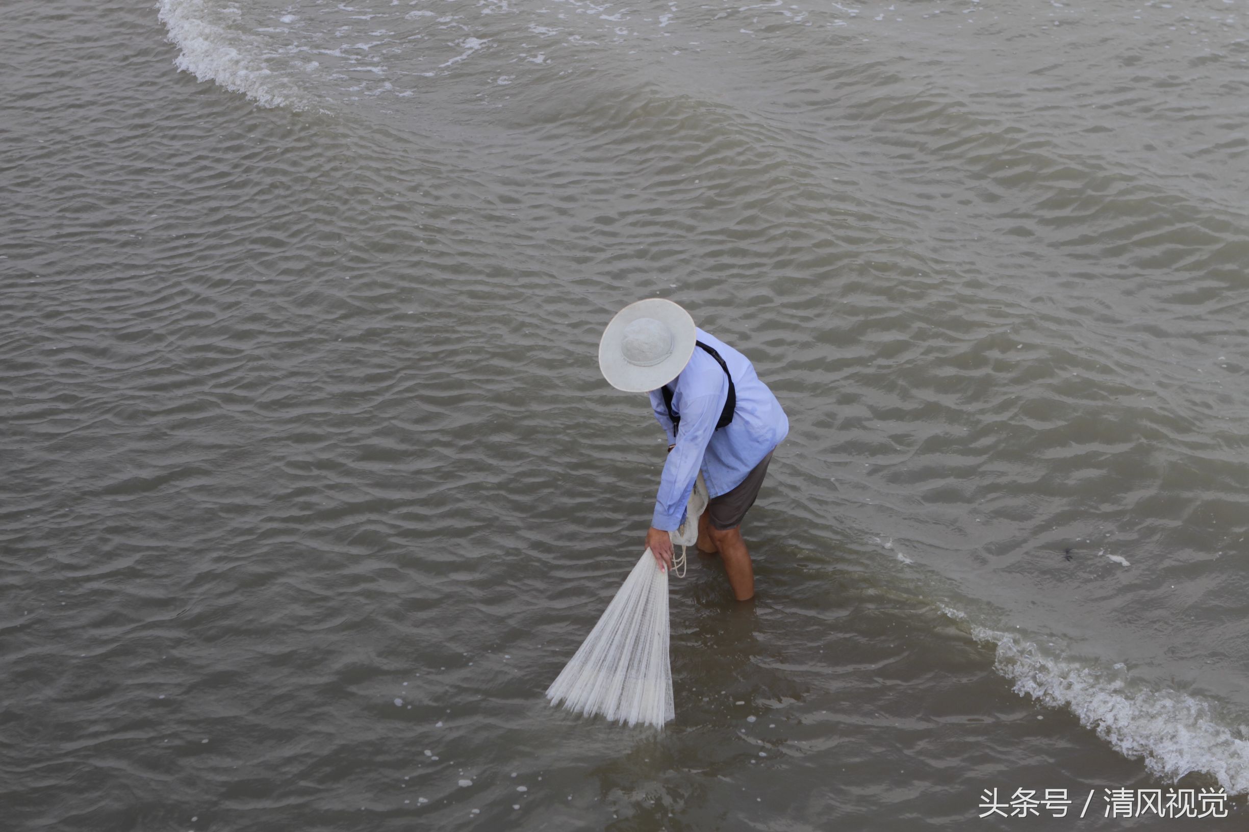 入海口一男子大秀