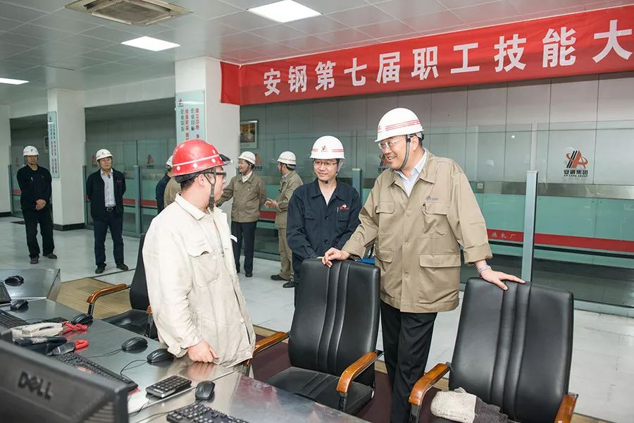 双节期间,刘润生深入生产一线,环保工程建设现场指导工作并慰问职工