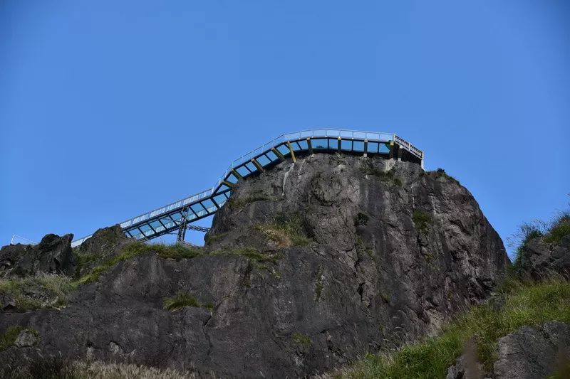 金顶山玻璃栈道图片