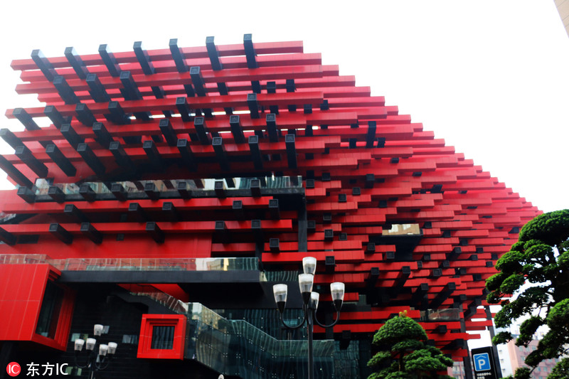 2017年10月2日,重庆解放碑,一栋奇葩建筑周身拆满一根根红色的筷子