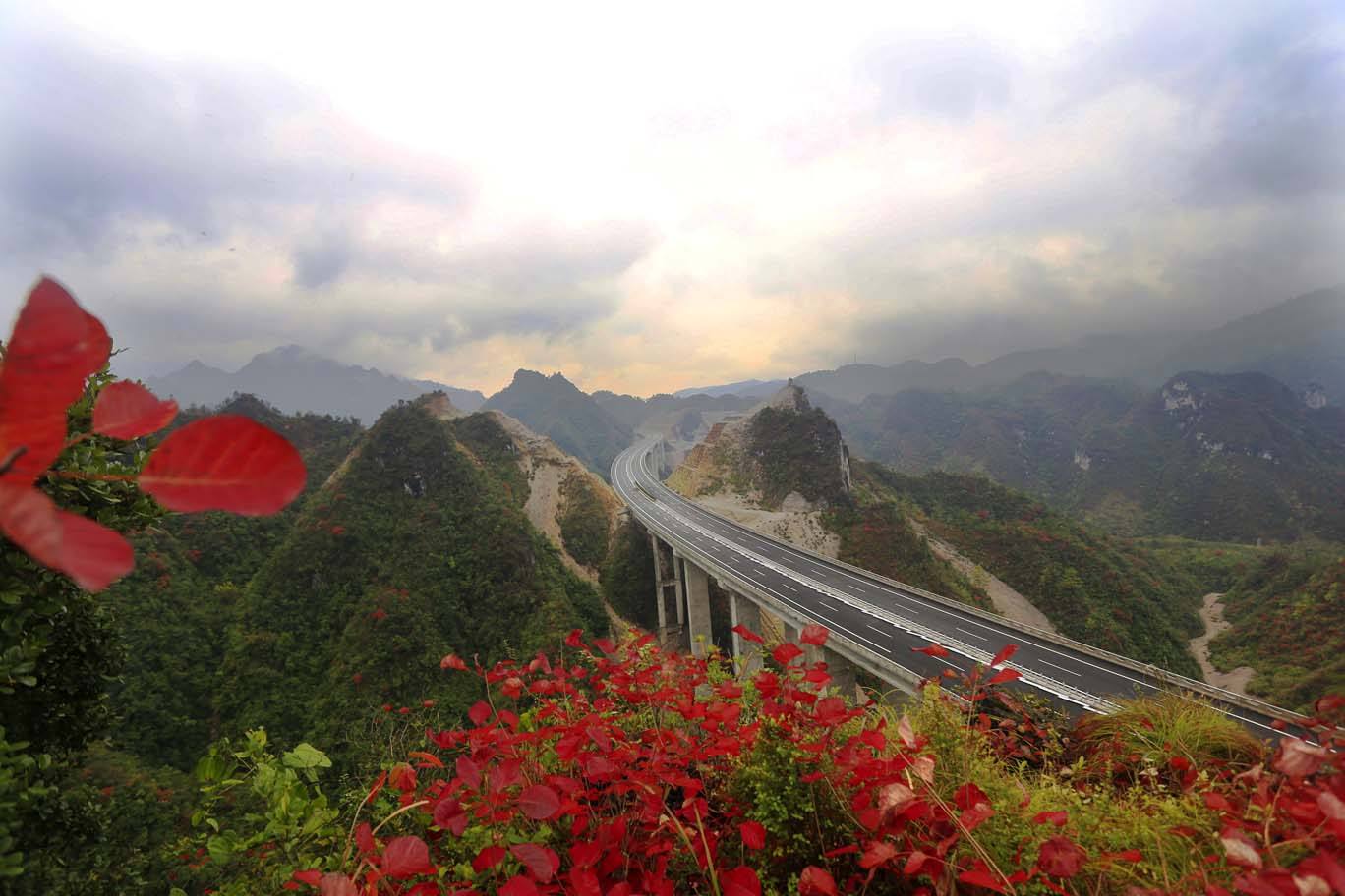 张家界旅游自驾湖南张花高速上的一路美景