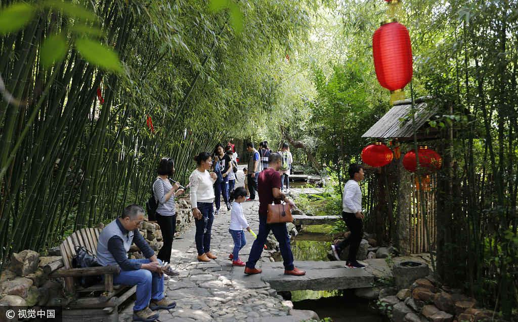 竹林靜謐流水潺潺 山東臨沂竹泉村迎來國慶遊客