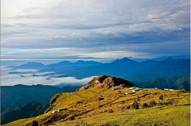 滎經縣境內,與瀘定縣交界,屬二郎山分支,原名大礦山,野牛山,是青衣江