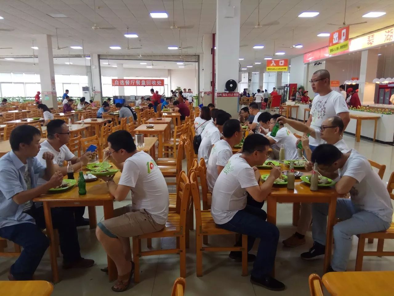 一起在琴湖食堂用餐