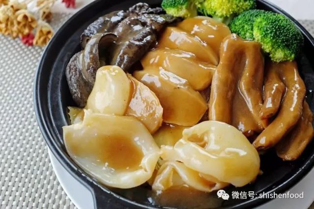 食神一品煲是一道特色傳統佳餚,大烏參,鮑菇,鵝掌,魚肚等燴上秘製鮑汁