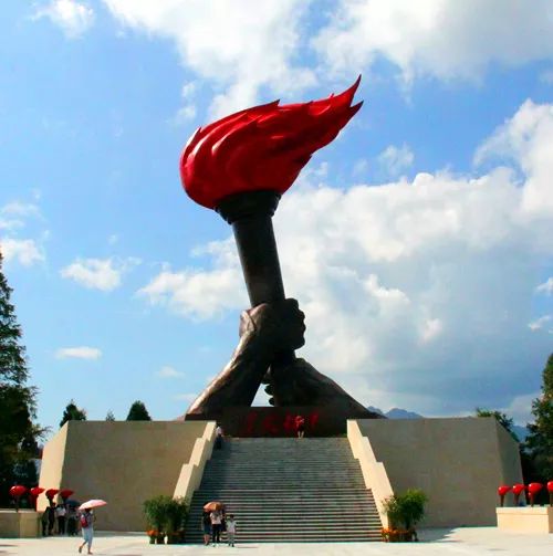 在新建成的山顶火炬广场上,一个34米高的星火相传主题雕塑火炬高耸