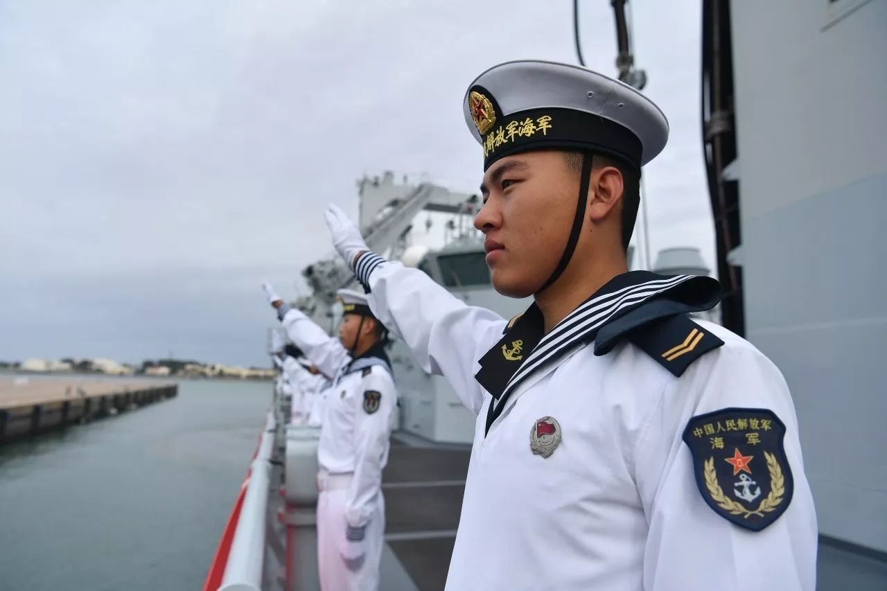 10月3日,青岛,海军官兵向码头前来迎接的战友挥手致意(图/视觉中国)