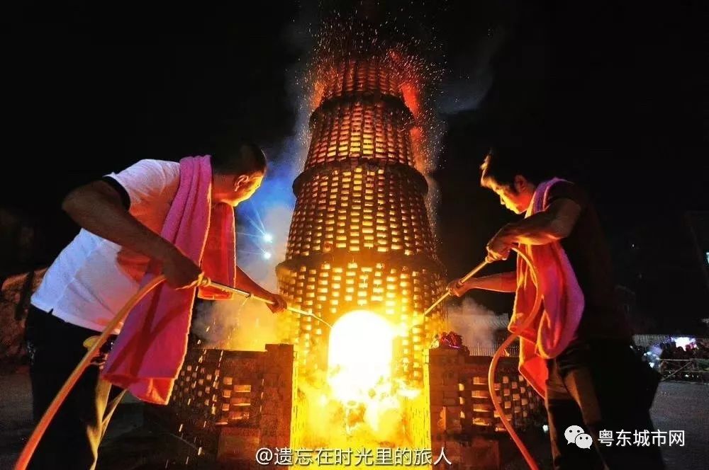 清顺治《潮州府志》载:中秋,玩月;剥芋食,谓之剥鬼皮;儿童烧塔为乐.