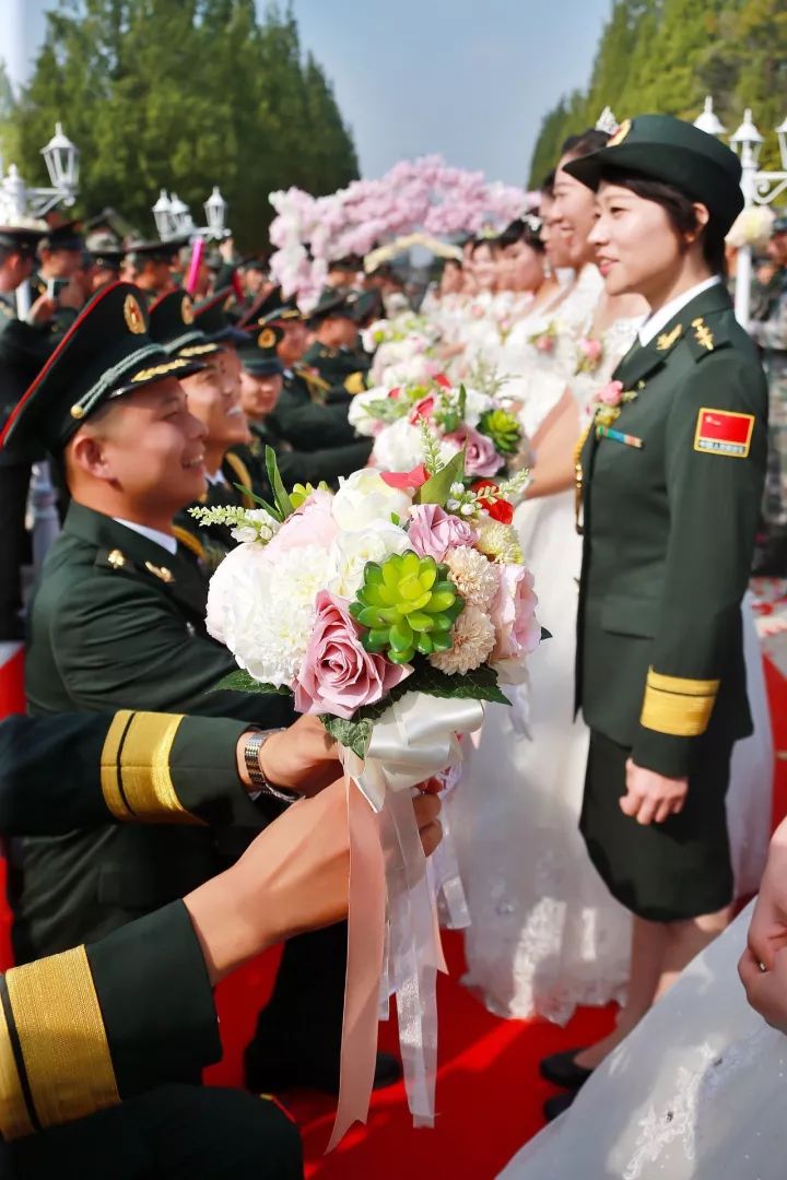 绿军装与白婚纱,军营集体婚礼美赞了!
