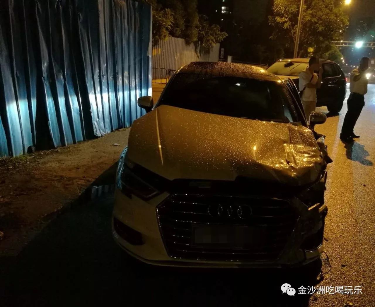 突發金沙洲彩濱北路釘子戶附近又見車禍兩輛奧迪轎車相撞原因是