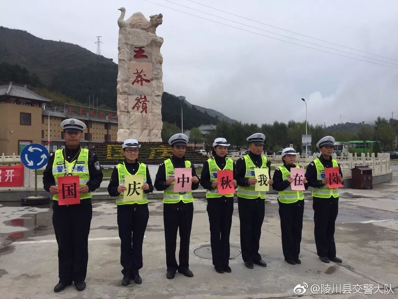 一组陵川交警的的照片刷爆朋友圈.