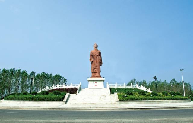 他出身于官宦世家,八世祖杨喜,高祖杨敞都曾封侯,拜相,其父杨宝通晓