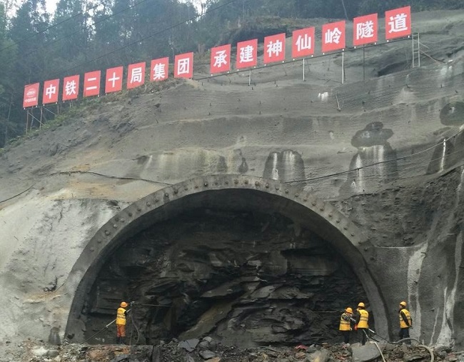 死亡高速—石崆山隧道图片