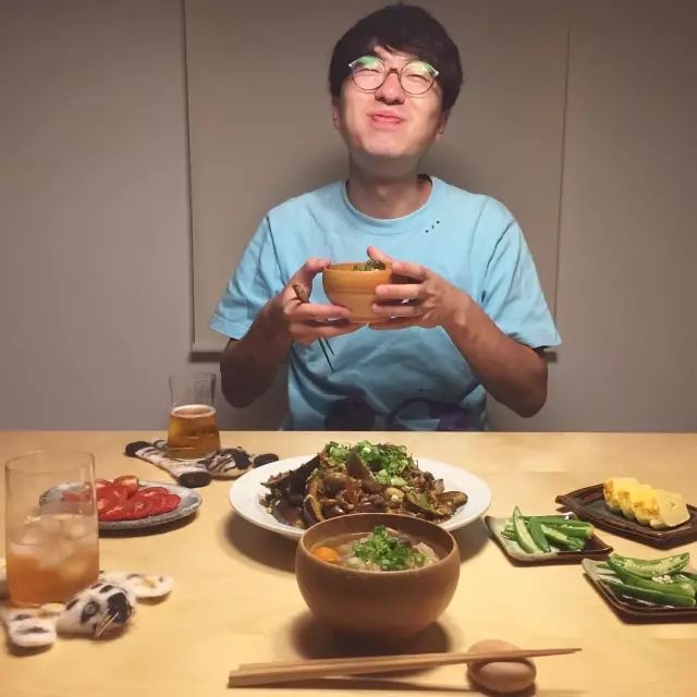 日本一位超会做饭的妹子每天都抓拍老公吃饭的样子:笑得眼睛都看不到