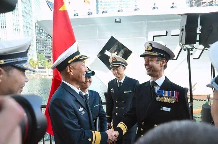 王仲才與英國皇家海軍海上部隊司令alex burton聊得很開心.