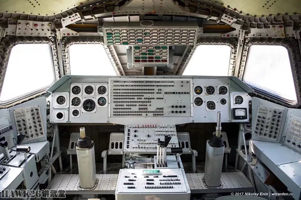 这是航天飞机的驾驶舱