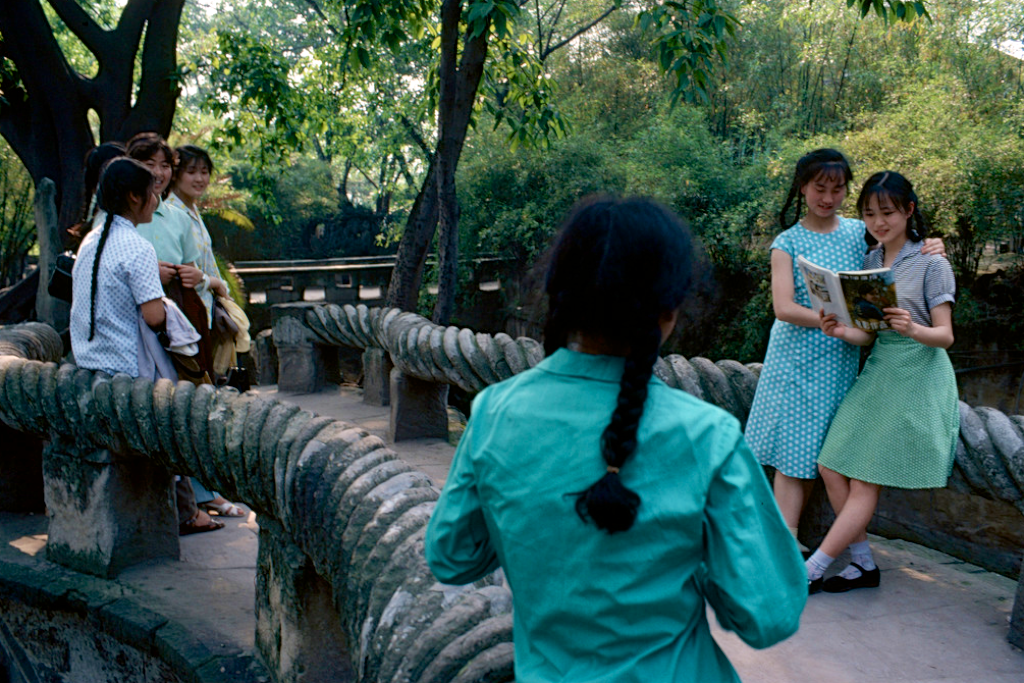 80年代中国夏天真实老照片:穿裙子的女人们,图5素颜女孩太美了